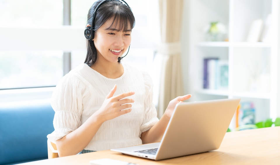 ヘッドセットをつけてオンラインで受講している様子